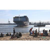 429_1604 Menschen am Strand vor der Strandperle - Containerschiff mit Schlepper. | Oevelgoenne + Elbstrand.